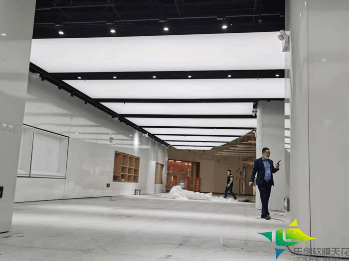 祝賀公司愛琴海商場(chǎng)小鵬汽車展廳A級(jí)軟膜雙層專用型材安裝完工